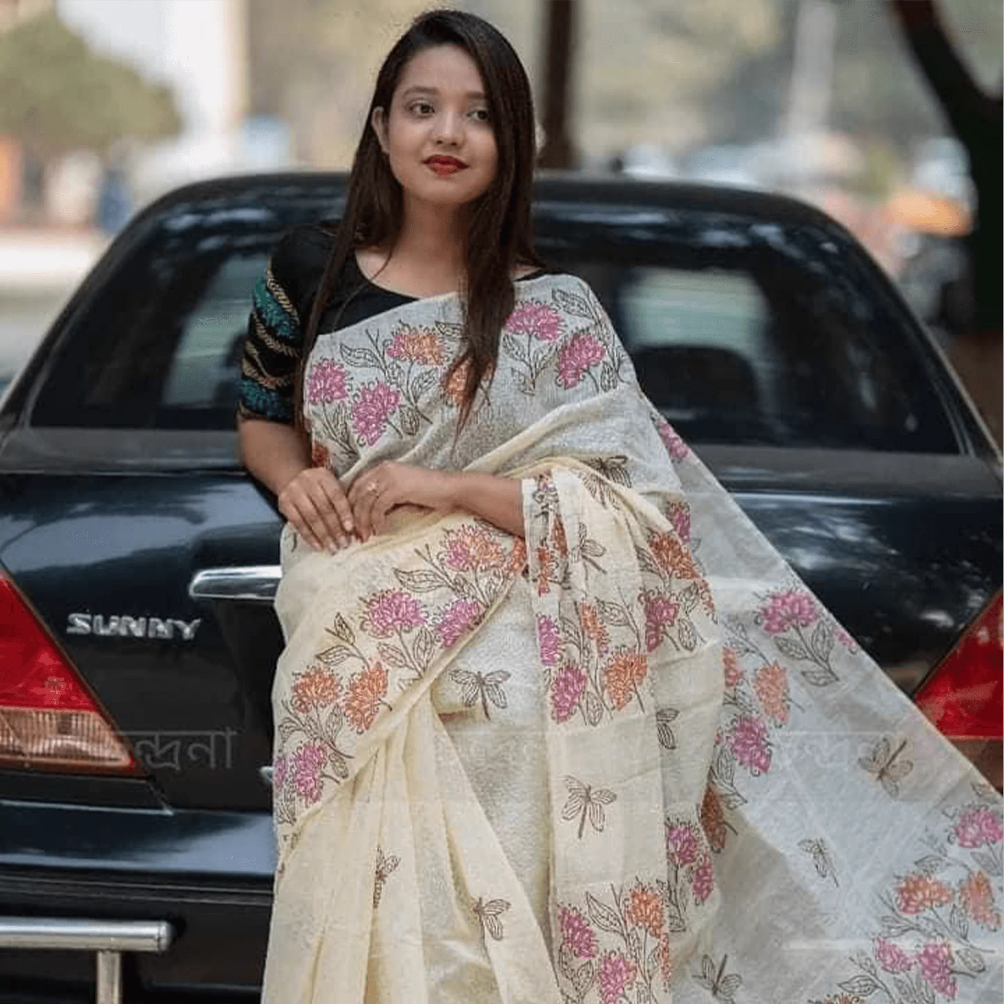 সহজিয়া অফ হোয়াইট ফুল শাড়ি